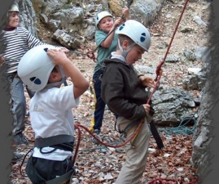  发现小孩子攀爬 